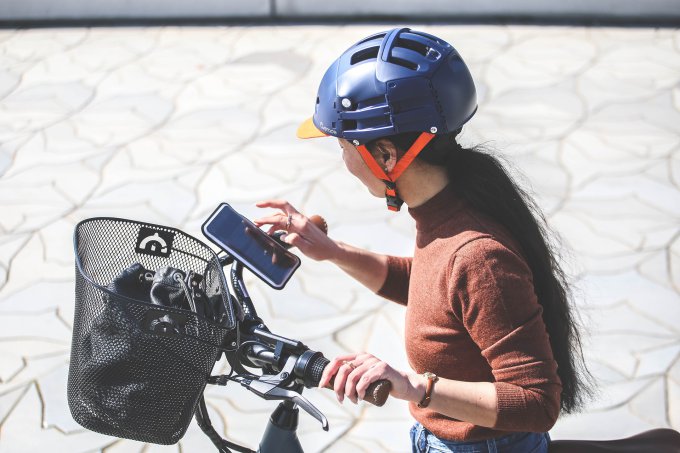 Kobieta używa uchwytu rowerowego na telefon