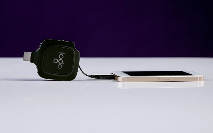 Kompaktowy powerbank ładuje smartfon