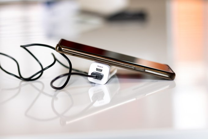 Kompaktowy powerbank podłączony do telefonu