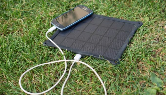 Ładowanie telefonu przy użyciu ładowarki solarnej