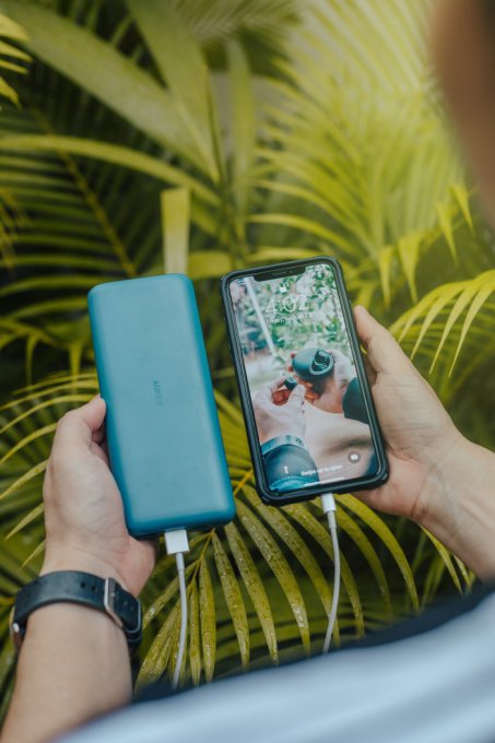 Ładowanie telefonu za pomocą powerbanku