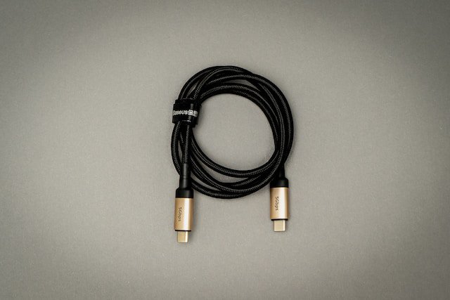 Ładowarka USB-C do telefonu zwinięta 