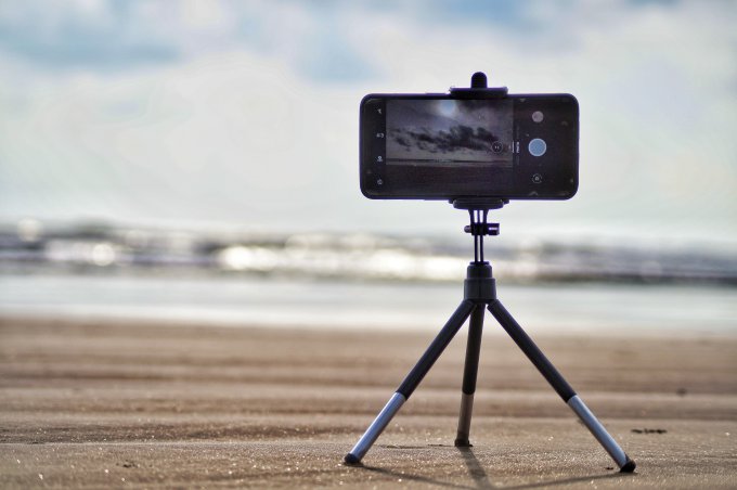 Tripod z zamocowanym telefonem gotowy do pracy