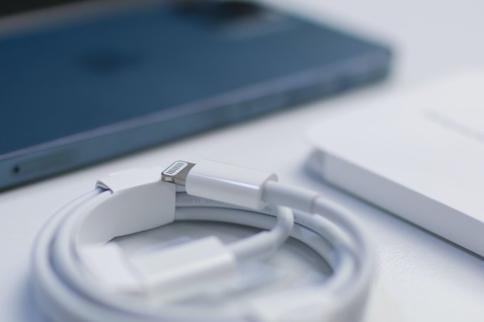 Zwinięty kabel do ładowania smartfonu